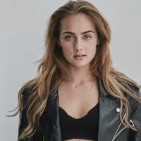 Estelle Bergkamp lahir di London, Inggris pada 12 Maret 1996. Namun kemudian dia dan keluarganya kembali ke Belanda dan menetap di Amsterdam. Dennis Bergkamp sendiri juga pernah bermain di klub Ajax seperti kekasihnya Donny van de Beek. Foto: Instagram @ estellebergkamp