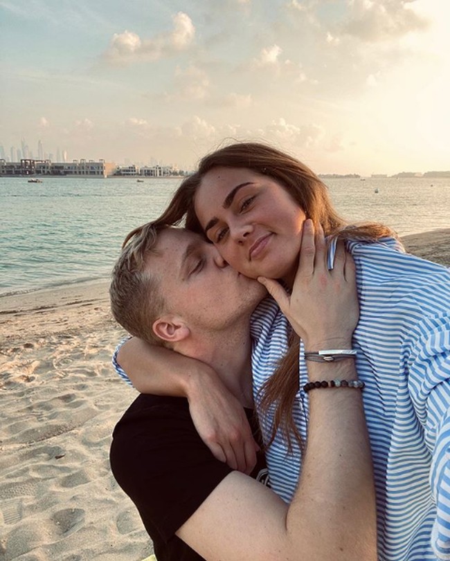 Estelle Bergkamp yang aktif membuat postingan di Instagram pada Rabu (2/8/2020) kemarin pun mengunggah tulisan dukungan untuk Donny Van de Beek yang bergabung ke Manchester United. Sayangku, aku sungguh bangga padamu. Untuk semua yang sudah kamu capai hingga sekarang dan sampai di titik ini. Aku akan selalu mendampingimu dan mendukungmu untuk kesuksesanmu. Tidak sabar untuk kembali ke Inggris denganmu dan menjalani mimpimu, demikian tulisnya di Instagram.Foto: Instagram @ estellebergkamp