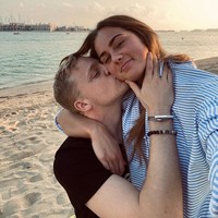 Estelle Bergkamp yang aktif membuat postingan di Instagram pada Rabu (2/8/2020) kemarin pun mengunggah tulisan dukungan untuk Donny Van de Beek yang bergabung ke Manchester United. Sayangku, aku sungguh bangga padamu. Untuk semua yang sudah kamu capai hingga sekarang dan sampai di titik ini. Aku akan selalu mendampingimu dan mendukungmu untuk kesuksesanmu. Tidak sabar untuk kembali ke Inggris denganmu dan menjalani mimpimu, demikian tulisnya di Instagram.Foto: Instagram @ estellebergkamp