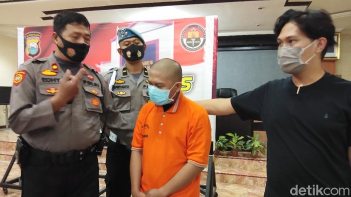 Febrianto, mahasiswa tingkat akhir di Kota Makassar, Sulsel ditangkap polisi karena mengedarkan dan menghisap ganja (Hermawan-detikcom).