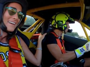 Rossi Siap Geber Ferrari, Pacarnya: Gas, Cinta!!