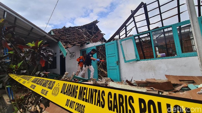 Gedung BNN Sukabumi Ambruk Gedung BNN Kabupaten Sukabumi di Jalan RA Kosasih Kota Sukabumi tiba-tiba ambruk, Kamis (3/9/2020). Lima orang pegawai dibawa ke Rumah Sakit Hermina, Kota Sukabumi.