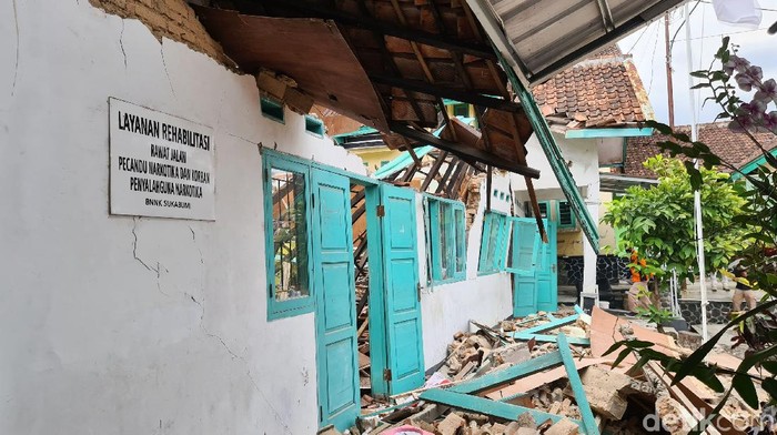 Gedung BNN Kabupaten Sukabumi di Jalan RA Kosasih Kota Sukabumi tiba-tiba ambruk, Kamis (3/9/2020). Lima orang pegawai dibawa ke Rumah Sakit Hermina, Kota Sukabumi.