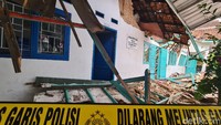 Saat ini gedung yang berada di Jalan RA Kosasih itu telah dipasangi garis polisi.