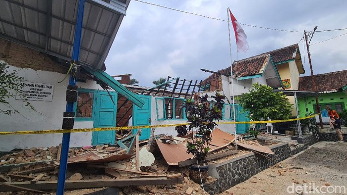 Gedung BNN Kabupaten Sukabumi di Jalan RA Kosasih Kota Sukabumi tiba-tiba ambruk, Kamis (3/9/2020). Lima orang pegawai dibawa ke Rumah Sakit Hermina, Kota Sukabumi.