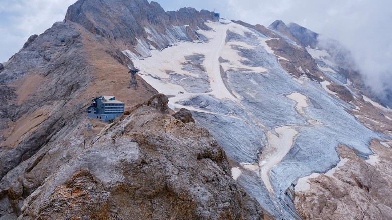 Gletser Marmolada View of the Marmoladas Glacier in Dolomites Alps, Italy