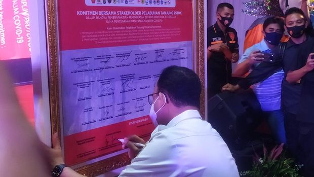 Gubernur Anies Baswedan dalam deklarasi #priokbermasker.