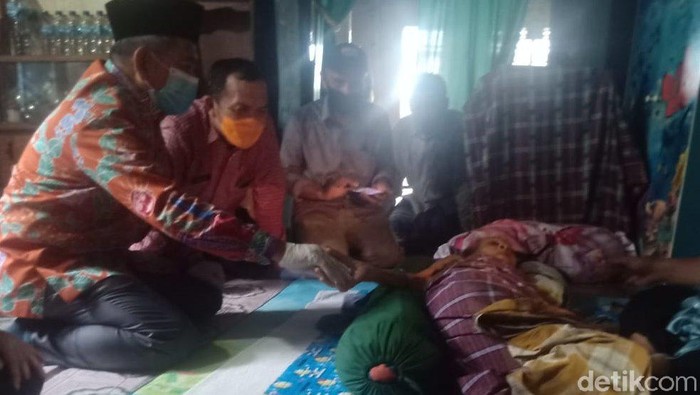 Gubernur Sulawesi Barat (Sulbar), Ali Baal Masdar, menyambangi maestro seniman tradisional Mandar, Cammana (Abdy Febriady/detikcom)