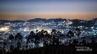 Cahaya lampu kota Bandung dari gunung Putri.