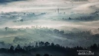 Kabut menyelimuti pagi di kota Bandung.