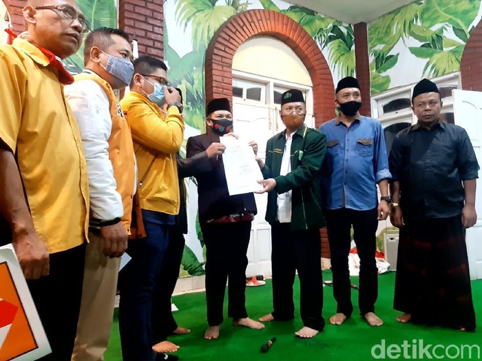 Hanura serahkan rekomendasi ke pasangan Ngesti Nugraha-Basari di posko kemenangan Ngebas, Ambarawa, Kabupaten Semarang, Rabu (2/9/2020).