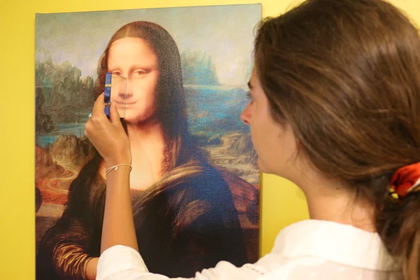 Bahkan ada bagian yang didedikasikan untuk tersenyum, di mana para tamu dapat mempelajari sisi mana dari wajah Mona Lisa yang benar-benar melakukan gerakan tersebut. (The Happiness Museum)