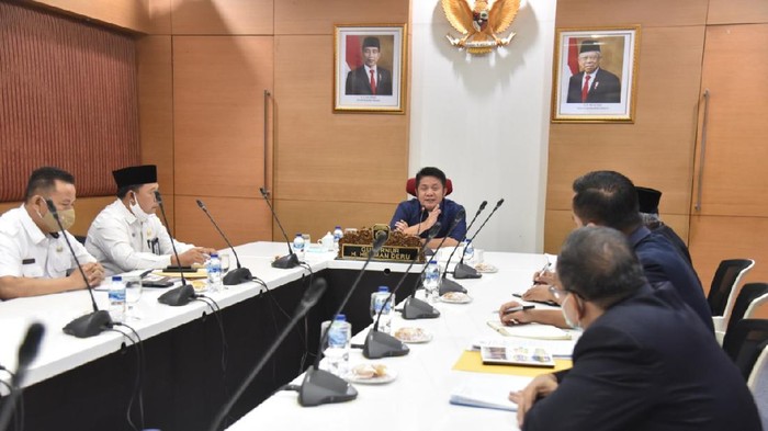 Herman Deru saat mengumpulkan seluruh jajaran staf dan kepala dinas di Pemprov.