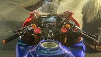 Kendati tampilannya sudah seperti motor balap, CBR250RR ini masih mempertahankan mesin standar, 2 silinder, 249,7 cc, yang menghasilkan tenaga 41 PS dan torsi 25 Nm. Adapun komponen balap yang dipasang antara lain ECU, sistem knalpot, suspensi yang ditingkatkan, ban balap, cover jok, dan konsol kontrol balap di setang bagian kiri. (Paultan)