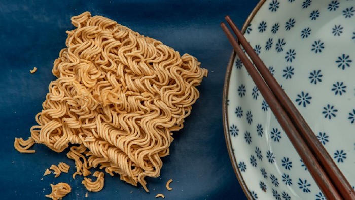 Easy food, Dried instant noodles and hot water in a bowl.
