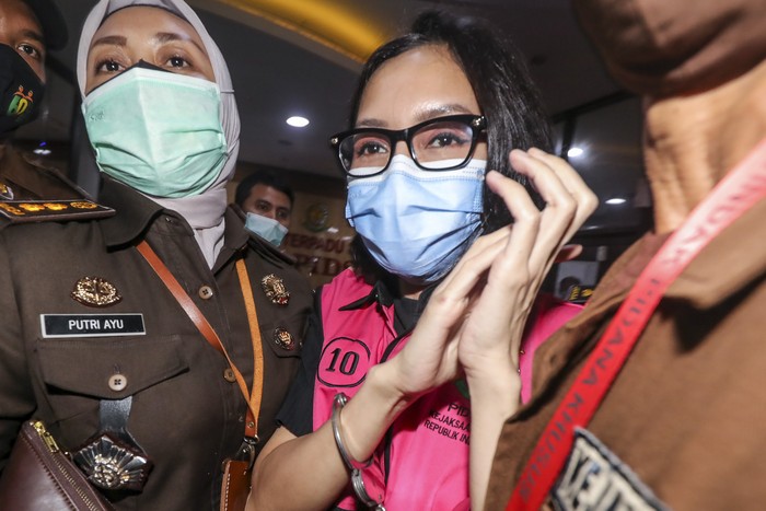 Tersangka kasus suap pengurusan pengajuan fatwa Mahkamah Agung (MA) untuk membebaskan Djoko Tjandra, Pinangki Sirna Malasari berada di dalam kendaraan usai menjalani pemeriksaan di gedung Bundar, Kejaksaan Agung, Jakarta, Rabu (2/9/2020). Kejaksaan Agung dan Direktorat Tindak Pidana Korupsi (Dit Tipikor) Bareskrim Polri memeriksa Jaksa Pinangki Sirna Malasari terkait pengurusan pengajuan fatwa Mahkamah Agung (MA) untuk membebaskan Djoko Tjandra dari eksekusi Kejaksaan Agung atas kasus korupsi hak tagih Bank Bali. ANTARA FOTO/Galih Pradipta/foc.