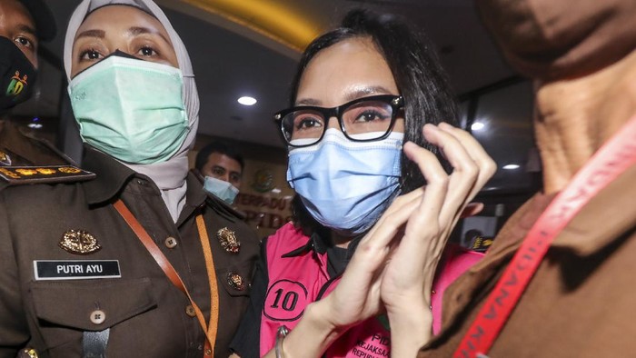 Tersangka kasus suap pengurusan pengajuan fatwa Mahkamah Agung (MA) untuk membebaskan Djoko Tjandra, Pinangki Sirna Malasari berada di dalam kendaraan usai menjalani pemeriksaan di gedung Bundar, Kejaksaan Agung, Jakarta, Rabu (2/9/2020). Kejaksaan Agung dan Direktorat Tindak Pidana Korupsi (Dit Tipikor) Bareskrim Polri memeriksa Jaksa Pinangki Sirna Malasari terkait pengurusan pengajuan fatwa Mahkamah Agung (MA) untuk membebaskan Djoko Tjandra dari eksekusi Kejaksaan Agung atas kasus korupsi hak tagih Bank Bali. ANTARA FOTO/Galih Pradipta/foc.