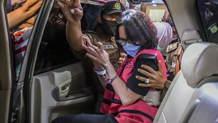 Tersangka kasus suap pengurusan pengajuan fatwa Mahkamah Agung (MA) untuk membebaskan Djoko Tjandra, Pinangki Sirna Malasari berada di dalam kendaraan usai menjalani pemeriksaan di gedung Bundar, Kejaksaan Agung, Jakarta, Rabu (2/9/2020). Kejaksaan Agung dan Direktorat Tindak Pidana Korupsi (Dit Tipikor) Bareskrim Polri memeriksa Jaksa Pinangki Sirna Malasari terkait pengurusan pengajuan fatwa Mahkamah Agung (MA) untuk membebaskan Djoko Tjandra dari eksekusi Kejaksaan Agung atas kasus korupsi hak tagih Bank Bali. ANTARA FOTO/Galih Pradipta/foc.