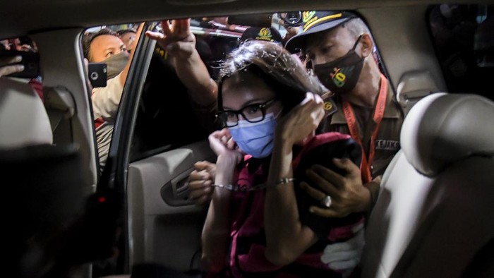 Tersangka kasus suap pengurusan pengajuan fatwa Mahkamah Agung (MA) untuk membebaskan Djoko Tjandra, Pinangki Sirna Malasari berada di dalam kendaraan usai menjalani pemeriksaan di gedung Bundar, Kejaksaan Agung, Jakarta, Rabu (2/9/2020). Kejaksaan Agung dan Direktorat Tindak Pidana Korupsi (Dit Tipikor) Bareskrim Polri memeriksa Jaksa Pinangki Sirna Malasari terkait pengurusan pengajuan fatwa Mahkamah Agung (MA) untuk membebaskan Djoko Tjandra dari eksekusi Kejaksaan Agung atas kasus korupsi hak tagih Bank Bali. ANTARA FOTO/Galih Pradipta/foc.