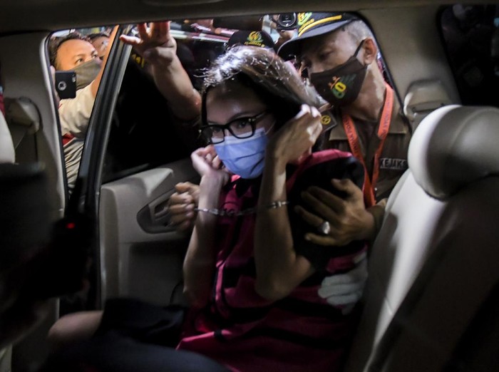Tersangka kasus suap pengurusan pengajuan fatwa Mahkamah Agung (MA) untuk membebaskan Djoko Tjandra, Pinangki Sirna Malasari berada di dalam kendaraan usai menjalani pemeriksaan di gedung Bundar, Kejaksaan Agung, Jakarta, Rabu (2/9/2020). Kejaksaan Agung dan Direktorat Tindak Pidana Korupsi (Dit Tipikor) Bareskrim Polri memeriksa Jaksa Pinangki Sirna Malasari terkait pengurusan pengajuan fatwa Mahkamah Agung (MA) untuk membebaskan Djoko Tjandra dari eksekusi Kejaksaan Agung atas kasus korupsi hak tagih Bank Bali. ANTARA FOTO/Galih Pradipta/foc.