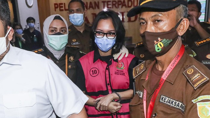 Tersangka kasus suap pengurusan pengajuan fatwa Mahkamah Agung (MA) untuk membebaskan Djoko Tjandra, Pinangki Sirna Malasari berada di dalam kendaraan usai menjalani pemeriksaan di gedung Bundar, Kejaksaan Agung, Jakarta, Rabu (2/9/2020). Kejaksaan Agung dan Direktorat Tindak Pidana Korupsi (Dit Tipikor) Bareskrim Polri memeriksa Jaksa Pinangki Sirna Malasari terkait pengurusan pengajuan fatwa Mahkamah Agung (MA) untuk membebaskan Djoko Tjandra dari eksekusi Kejaksaan Agung atas kasus korupsi hak tagih Bank Bali. ANTARA FOTO/Galih Pradipta/foc.