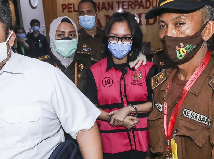Tersangka kasus suap pengurusan pengajuan fatwa Mahkamah Agung (MA) untuk membebaskan Djoko Tjandra, Pinangki Sirna Malasari berada di dalam kendaraan usai menjalani pemeriksaan di gedung Bundar, Kejaksaan Agung, Jakarta, Rabu (2/9/2020). Kejaksaan Agung dan Direktorat Tindak Pidana Korupsi (Dit Tipikor) Bareskrim Polri memeriksa Jaksa Pinangki Sirna Malasari terkait pengurusan pengajuan fatwa Mahkamah Agung (MA) untuk membebaskan Djoko Tjandra dari eksekusi Kejaksaan Agung atas kasus korupsi hak tagih Bank Bali. ANTARA FOTO/Galih Pradipta/foc.