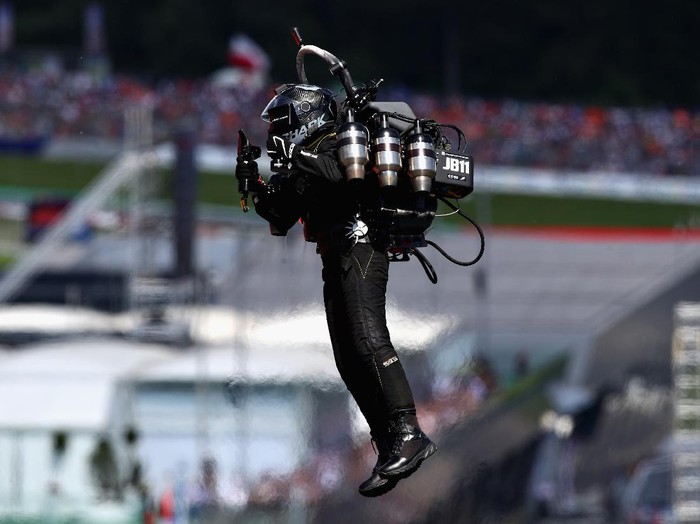 SPIELBERG, AUSTRIA - JULY 01: An entertainer with a jetpack performs before the Formula One Grand Prix of Austria at Red Bull Ring on July 1, 2018 in Spielberg, Austria.  (Photo by Mark Thompson/Getty Images)