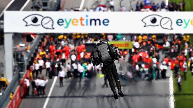 SPIELBERG, AUSTRIA - JULY 01:  An entertainer with a jetpack performs before the Formula One Grand Prix of Austria at Red Bull Ring on July 1, 2018 in Spielberg, Austria.  (Photo by Mark Thompson/Getty Images)