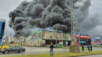 Kebakaran hebat melanda dealer terbesar Kawasaki Ovimoto di wilayah Asturias, Silvota Industrial Park, Spanyol. Peristiwa ini terjadi pada akhir pekan kemarin pukul 10.30 waktu setempat, (29/8). Foto: Facebook Ovimoto
