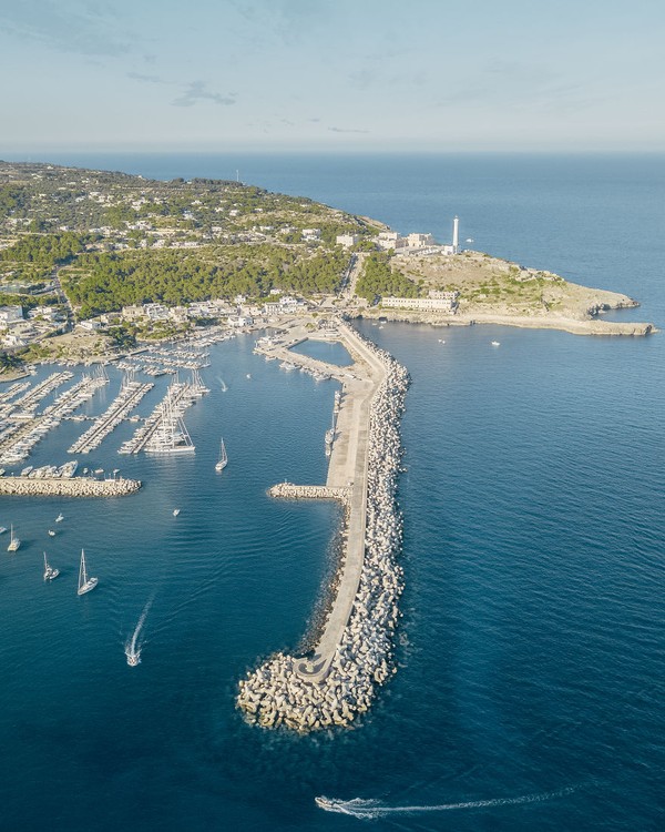 Potret udara pelabuhan Santa Maria Di Leuca, Italia.  