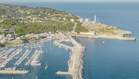 Potret udara pelabuhan Santa Maria Di Leuca, Italia.  