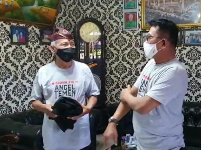 Mangan telo sak godonge, weruh Cak Kartolo, duh gantenge. Parikan (pantun jawa) itu disampaikan Kepala Staf Kepresidenan Moeldoko ketika bertemu seniman Ludruk, Cak Kartolo.