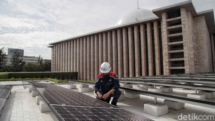 Dalam upaya mengusung green building untuk kategori bangunan ibadah, Masjid Istiqlal memiliki teknologi sumber daya listrik terbarukan.
