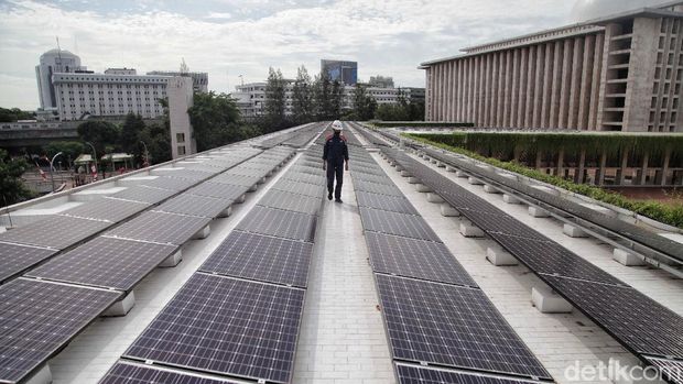 Dalam upaya mengusung green building untuk kategori bangunan ibadah, Masjid Istiqlal memiliki teknologi sumber daya listrik terbarukan.