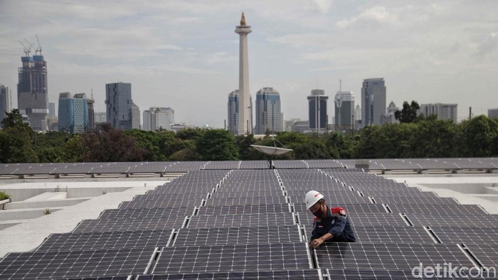 Dalam upaya mengusung green building untuk kategori bangunan ibadah, Masjid Istiqlal memiliki teknologi sumber daya listrik terbarukan.
