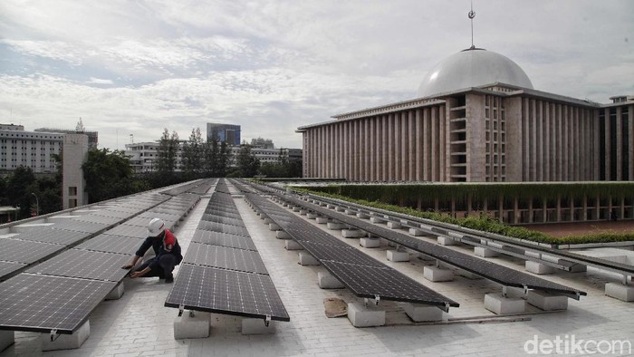 Dalam upaya mengusung green building untuk kategori bangunan ibadah, Masjid Istiqlal memiliki teknologi sumber daya listrik terbarukan.