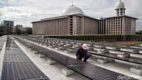 Seorang petugas memeriksa panel solar di kawasan Masjid Istiqlal, Jakarta Pusat, Kamis (3/9/2020).