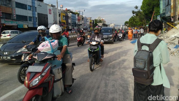 Kondisi lalu lintas di depan ruko roboh di Gambir, Jakarta Pusat pukul 16.29 WIB.