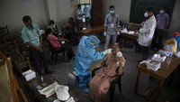 India masih menempati peringkat 3 untuk negara dengan total kasus Corona tertinggi di dunia, setelah Amerika Serikat (AS) dengan lebih dari 6,1 juta kasus dan Brasil dengan lebih dari 3,9 juta kasus. India kini hanya memiliki selisih sekitar 100 ribu kasus dengan Brasil.
