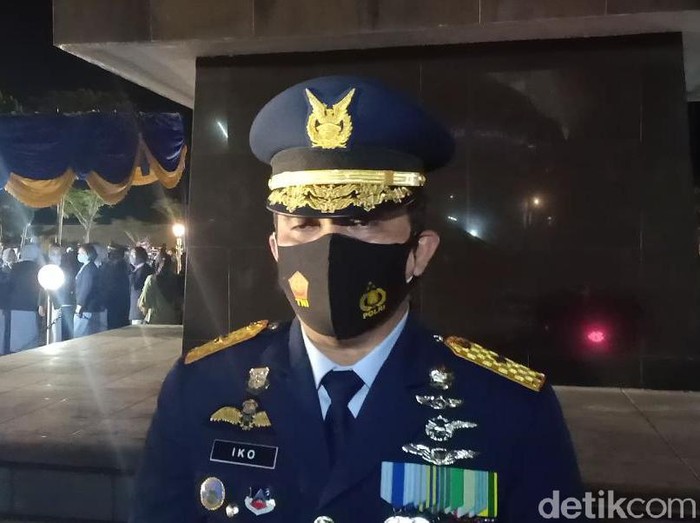 Seorang pilot pesawat tempur TNI AU yang tergelincir di Lanud Iswahjudi meninggal dunia. Sementara satu pilot lainnya masih menjalani perawatan.