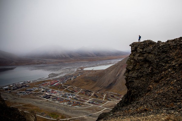 Jika kedapatan ada penduduk yang sudah diprediksi secara medis umurnya tak panjang lagi dan mati di kota Longyearbyen, maka keluarga yang bersangkutan bisa dikenai sanksi dan hukuman. Getty Images/Maja Hitij Jika kedapatan ada penduduk yang sudah diprediksi secara medis umurnya tak panjang lagi dan mati di kota Longyearbyen, maka keluarga yang bersangkutan bisa dikenai sanksi dan hukuman. Getty Images/Maja Hitij