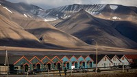 Longyearbyen merupakan nama kota di utara Bumi yang masih masuk dalam wilayah Norwegia. Ada satu aturan aneh di sana, warganya dilarang meninggal disana dan dilarang menguburkan jenazah di tanah. Getty Images/Maja Hitij  