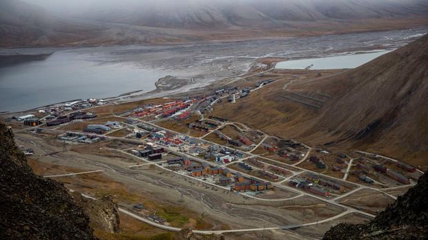 LONGYEARBYEN, NORWAY - AUGUST 27: Black-legged Kittiwake (Rissa tridactyla) fly on Svalbard archipelago on August 27, 2020 near Longyearbyen, Norway. (Photo by Maja Hitij/Getty Images)