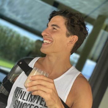 Marc Marquez pamer lengan kanan dengan Armor.