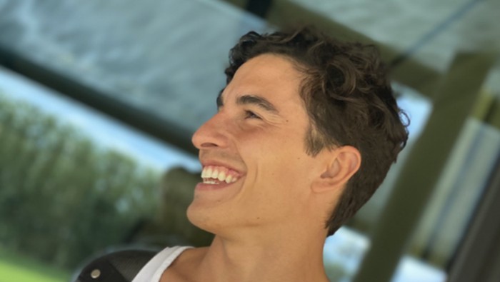 Marc Marquez pamer lengan kanan dengan Armor.