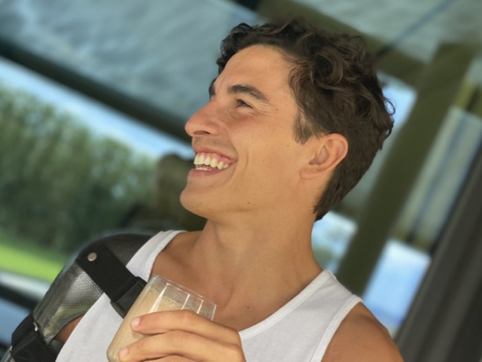 Marc Marquez pamer lengan kanan dengan Armor.