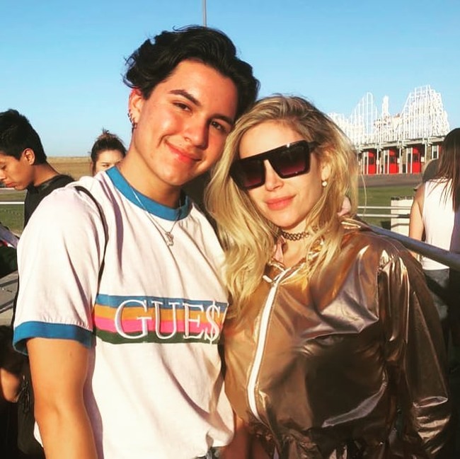 Orang pikir aku bagian dari teman-temannya. Mereka tak mengira aku ini ibunya, ungkap Marcela. (Foto: Instagram/@marcelaiglesiashollywood)