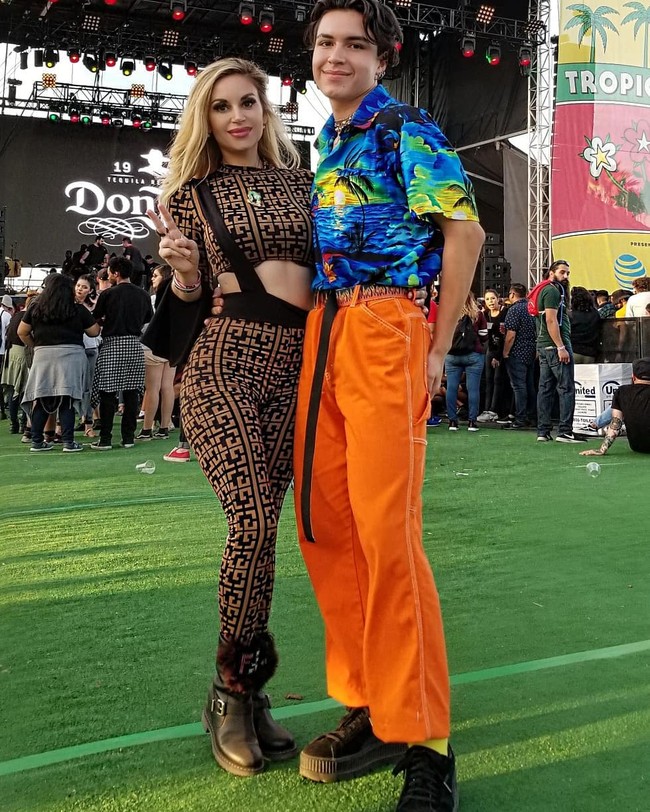 Marcela merasakan hasilnya ketika pergi bersama Rodrigo, putranya yang berusia 19 tahun. Ia mengaku sering dikira teman anaknya. (Foto: Instagram/@marcelaiglesiashollywood)