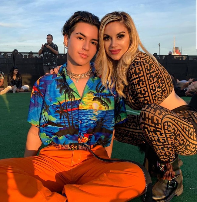 Perempuan yang berdomisili di Los Angeles, California, AS, itu lalu mengatakan, Aku senang karena itu seperti sebuah pujian besar. Anakku awalnya malu tapi sekarang dia menyukainya. (Foto: Instagram/@marcelaiglesiashollywood)