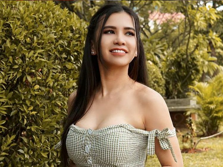 Pesona Maria Vania, Pemilik Body Bak Gitar Spanyol